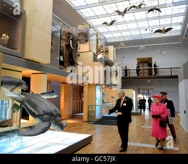 Die britische Königin Elizabeth II. Besucht das Great North Museum in Newcastle im Rahmen eines Besuchs in Tyne and Wear Today. Stockfoto