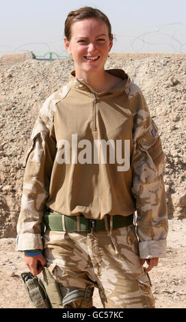 Lance Corporal Becky Haines 23, aus Oxfordshire, patrouilliert mit den Coldstream Guards, während er die afghanische Nationalarmee in einem Gebiet westlich von Lashkar Gah in der Nähe der Patrouillenbasis Bolan, Afghanistan, betreut. Stockfoto