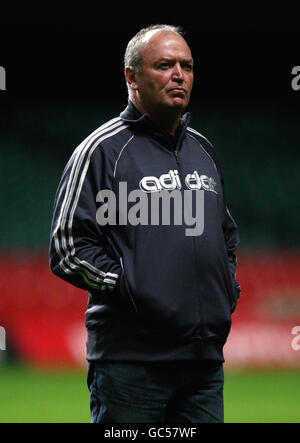 Der neuseeländische Cheftrainer Graham Henry beim Captain's Run im Millennium Stadium in Cardiff. Stockfoto