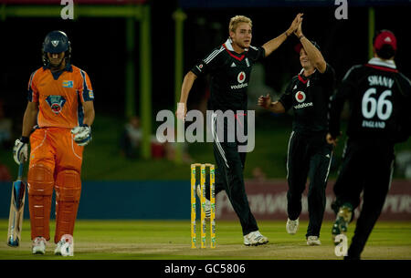 Der englische Stuart Broad feiert den entlassenden Diamond Eagles' Rilee Rossouw während des Tourmatches an der University of Free State, Bloemfontein, Südafrika. Stockfoto