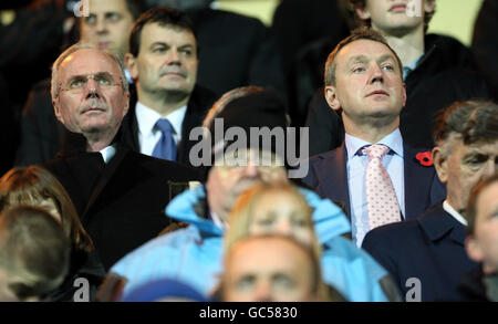 Fußball - FA Cup - erste Runde - Notts County / Bradford City - Meadow Lane. Sven Goran Eriksson, Fußballdirektor von Notts County, und Peter, Vorsitzender, zittern von den Tribünen Stockfoto