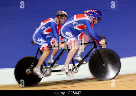 Die Briten Simon Jackson und David Readle sind auf dem Weg zum zweiten Platz im 1000-m-Zeitfahren der Herren B & VI während der UCI-Parabadel-Bahn-Weltmeisterschaft im Manchester Velodrome in Manchester. Stockfoto