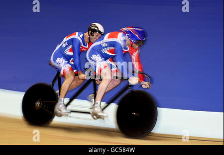 Die Briten Simon Jackson und David Readle sind auf dem Weg zum zweiten Platz im 1000-m-Zeitfahren der Herren B & VI während der UCI-Parabadel-Bahn-Weltmeisterschaft im Manchester Velodrome in Manchester. Stockfoto