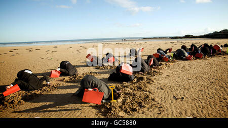 Am West Sands Beach in St Andrews vergraben die G20-Finanzminister ihre Köpfe im Sand, während sich über zwanzig Finanzminister aus aller Welt im Fairmont Hotel, St Andrews, zum G20-Treffen der Finanzminister und Zentralbankgouverneure treffen. Stockfoto