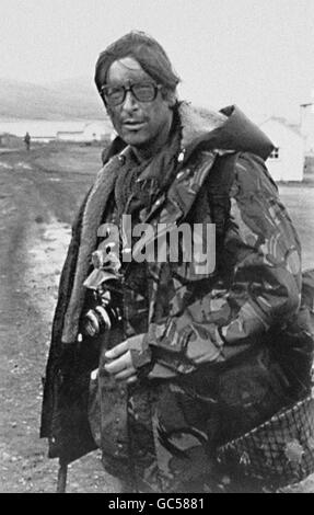 London Standard Korrespondent Max Hastings im Kampfkleid mit geschwärztem Gesicht und Stahlhelm. Max Hastings wurde während der Falkland-Krise als erster Brite in den argentinischen Port Stanley aufgenommen. Stockfoto