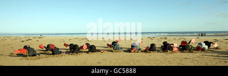 Am West Sands Beach in St Andrews vergraben die G20-Finanzminister ihre Köpfe im Sand, während sich über zwanzig Finanzminister aus aller Welt im Fairmont Hotel, St Andrews, zum G20-Treffen der Finanzminister und Zentralbankgouverneure treffen. Stockfoto