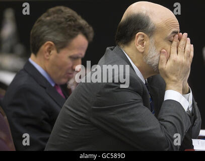 Der Vorsitzende der US-Notenbank Ben Bernanke (rechts) reibt sich als US-Finanzminister Timothy Geithner die Augen, schaut während einer Pause beim Treffen der Finanzminister und Zentralbankgouverneure der G20 im Fairmont Hotel, St Andrews, auf einige Papiere. Stockfoto