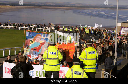 Die Polizei begleitet die Klimaprotesten, die vom Strand von West Sands zur Studentenunion marschieren, während sich über zwanzig Finanzminister aus aller Welt im Fairmont Hotel, St. Andrews, zum Treffen der Finanzminister und Zentralbankgouverneure der G20 versammeln. Stockfoto