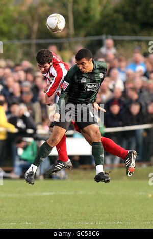 Fußball - FA Cup - erste Runde - Stourbridge gegen Walsall - war Memorial Athletic Ground. Troy Deeney von Walsall (rechts) und Sam Smith von Stourbridge (links) kämpfen um den Ball Stockfoto