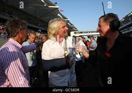 Sir Richard Branson (Mitte) spricht mit BBC Sport-Kommentator Martin Brundle (rechts) und Eddie Jordan vor dem Start des Grand Prix von Abu Dhabi. Stockfoto