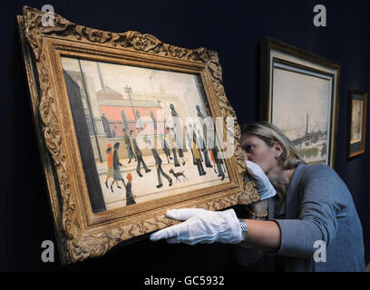 Rachel Hidderley von Christies hängt ein Gemälde von LS Lowry mit dem Titel The Gateway, das der verstorbene Schauspieler Peter Barkworth 57 für 1955 gekauft hat und am Donnerstag, den 12. November für geschätzte 150,000 - 250,000 in den Verkauf gehen wird. Stockfoto