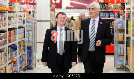 Kanzler Alistair Darling (rechts) und Labours Kandidat bei der Nachwahl in Glasgow North East Willie Bain während eines Wahlkampfbesuchs in einem ASDA-Geschäft in Glasgow. Stockfoto