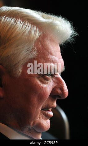 Diakon Jack Sullivan, 70, aus der US-Diözese Boston, Massachusetts, während eines TV-Interviews im East India Club im Zentrum von St. James in London. Stockfoto