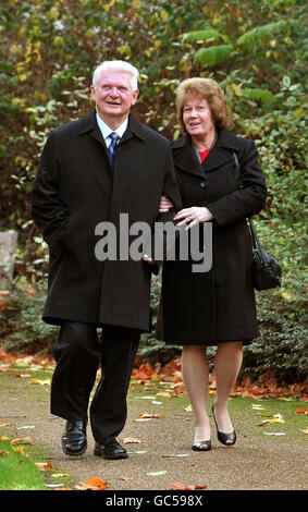 Diakon Jack Sullivan, 70, aus der US-Diözese Boston, Massachusetts, und seine Frau Carol gehen nach einem TV-Interview im East India Club im Zentrum von St. James in London durch einen London Square. Stockfoto