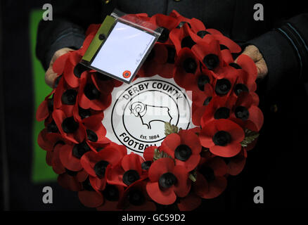 Fußball - Coca-Cola Football League Championship - Derby County / Coventry City - Pride Park Stadium. Gesamtansicht eines Mohnkranzes mit dem Derby County-Vereinsabzeichen Stockfoto