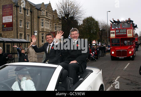 Nick Fry (links) und Ross Brawn würdigen Fans, die den Erfolg des Brawn GP in der FIA Formel 1-Weltmeisterschaft in dieser Saison bei einer Parade in Brackley, Northamptonshire, feierten. Stockfoto