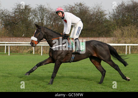 Jockey William Kennedy auf Kimi während der Freebets.co.uk Free Bets „National Hunt“-Novizen-Hürde Stockfoto