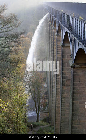 Das Wasser wird aus dem Aquädukt von Pontcysyllte in Nordwales abgeleitet, wodurch ein Wasserstrom fließt, der fast 130 Meter unter dem Fluss Dee fließt. Das Wasser wird abgelassen, damit das Aquädukt gereinigt werden kann. Stockfoto