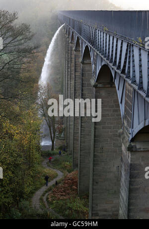 Das Wasser wird aus dem Aquädukt von Pontcysyllte in Nordwales abgeleitet, wodurch ein Wasserstrom fließt, der fast 130 Meter unter dem Fluss Dee fließt. Das Wasser wird abgelassen, damit das Aquädukt gereinigt werden kann. Stockfoto