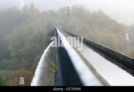 Das Wasser wird aus dem Aquädukt von Pontcysyllte in Nordwales abgeleitet, wodurch ein Wasserstrom fließt, der fast 130 Meter unter dem Fluss Dee fließt. Das Wasser wird abgelassen, damit das Aquädukt gereinigt werden kann. Stockfoto