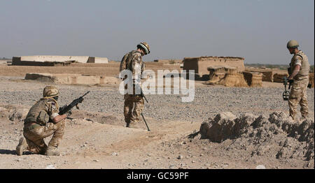 Soldaten des 1. Bataillons, Grenadier Guards 'Barma', (Militärbegriff, der zu suchen ist), benutzen einen Metalldetektor, um nach I.E.D-Geräten zu suchen, auf einer Route nach Basharan, Afghanistan. Stockfoto