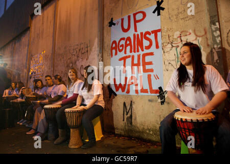 Jugendliche aus Krisengebieten in ganz Belfast versammeln sich am Eingang der Friedenslinie auf dem Lanark Way, West-Belfast, um den 20. Jahrestag des Falls der Berliner Mauer zu begehen. Stockfoto