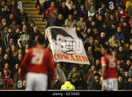 Die Fans von Barmsley zeigen ein Banner mit dem Bild des Kapitäns von Sheffield United, Chris Morgan, in Bezug auf eine Verletzung, die er bei einem Zusammenstoß mit Barmsley's Iain Hulme während des Spiels der letzten Saison während des Coca-Cola Championship-Spiels in Oakwell, Barsley, angerichtet hat. Stockfoto