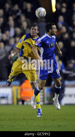 Fußball - Fa Cup erste Runde - Millwall gegen AFC Wimbledon - The New Den. Chris Hackett von Millwall und Brett Johnson von AFC Wimbledon beim ersten Spiel des Round FA Cup in New Den, London. Stockfoto