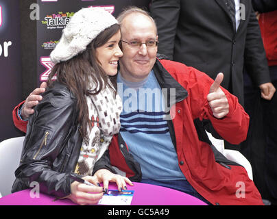 Die X-Factor-Teilnehmerin Lucie Jones, die am vergangenen Sonntag von der Show abgewählt wurde, lässt ihr Foto mit einem Fan vor dem Einkaufszentrum von St. David in Cardiff, Wales, machen. Stockfoto