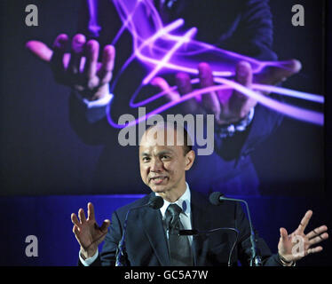 Der Modeschuhdesigner Jimmy Choo spricht mit den Schuhstudenten während eines Seminars an der De Montfort University in Leicester, Leicestershire. Stockfoto