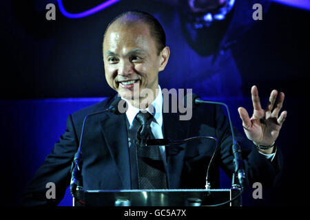 Der Modeschuhdesigner Jimmy Choo spricht mit den Schuhstudenten während eines Seminars an der De Montfort University in Leicester, Leicestershire. Stockfoto