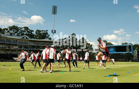 Englands Matt Prior (rechts) während einer Nets-Trainingseinheit auf dem Wanderers Cricket Ground, Johannesburg, Südafrika. Stockfoto