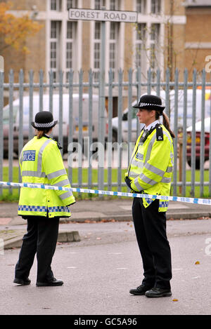 Die Polizei am Tatort, nachdem Tottenham-Torwart Carlo Cudicini bei einem Unfall mit einem Auto auf der Forest Road, Walthamstow, Ost-London, verletzt worden war. Stockfoto