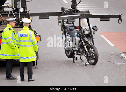 Das Motorrad von Tottenham Torwart Carlo Cudicini wird nach einem Unfall mit einem Auto auf der Forest Road, Walthamstow, Ost-London, auf einen Bergewagen verladen. Stockfoto