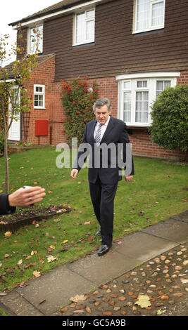 Premierminister Gordon Brown verlässt nach einem Treffen mit Labour-Anhängern und Bewohnern in Chatham, Kent, ein lokales Haus. Stockfoto