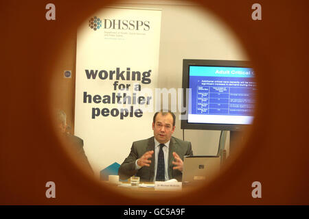 Dr. Michael McBride, Chief Medical Officer, spricht bei einem Briefing der Schweinegrippe in Belfast. Stockfoto