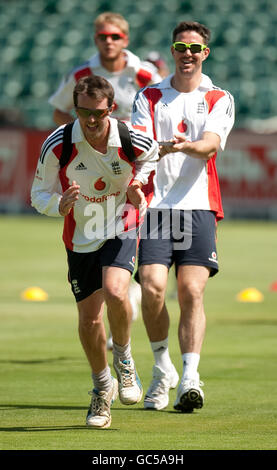 Englands Graeme Swann (lefrt) und Kevin Pietersen (rechts) während einer Nets-Trainingseinheit auf dem Wanderers Cricket Ground, Johannesburg, Südafrika. Stockfoto