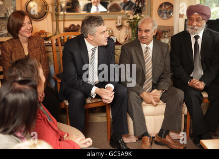 Premierminister Gordon Brown (zweite links) trifft sich mit Labour-Anhängern und Anwohnern in Chatham, Kent. Stockfoto