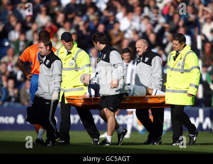 West Bromwich Albions Roman Bednar wird während des Coca-Cola Championship-Spiels in den Hawthorns, West Bromwich, auf einer Bahre verletzt abtransportiert. Stockfoto