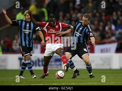 Fußball - Coca-Cola Football League Championship - Nottingham Forest / Newcastle United - City Ground. Guy Moussi (links) von Nottingham Forest und Kevin Nolan (rechts) von Newcastle United kämpfen um den Ball Stockfoto