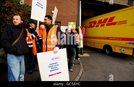 Poststreik. Ein DHL-Transporter kommt ins Royal Mail Center in Coventry, als Postarbeiter draußen streikenden. Stockfoto