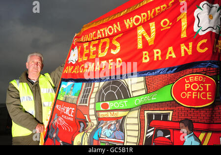 Der Royal Mail-Arbeiter Danny McGougan hält sein lokales Zweigbanner vor dem Stourton Royal Mail Depot in Leeds. Stockfoto