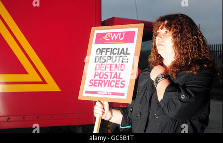 Die Mitarbeiterin von Royal Mail, Sure Atkin, hält ein Plakat vor dem Stourton Royal Mail Depot in Leeds. Stockfoto