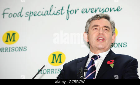 Premierminister Gordon Brown spricht bei einem Besuch des Hauptquartiers von Morrisons in Bradford mit den Mitarbeitern. Stockfoto