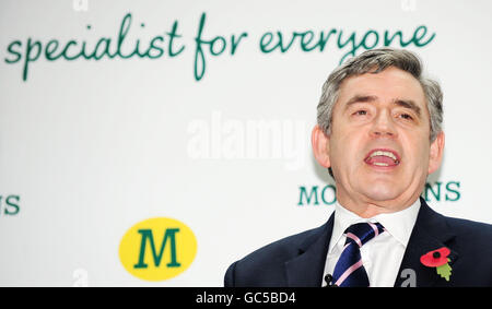 Premierminister Gordon Brown spricht bei einem Besuch des Hauptquartiers von Morrisons in Bradford mit den Mitarbeitern. Stockfoto