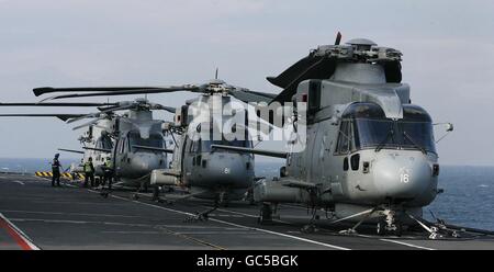 Merlin-Hubschrauber von der Royal Navy auf HMS Illustrious, bevor sie nach Liverpool segelt, für die Fly Navy 100 Veranstaltung, die ein 100-jähriges Jubiläum der Naval Aviation feiert. Stockfoto