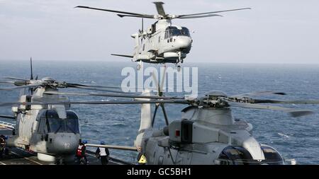 HMS Illustrious verbindet Fly Navy 100 feiern Stockfoto