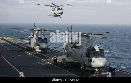 HMS Illustrious verbindet Fly Navy 100 feiern Stockfoto