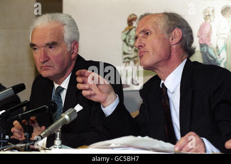 Lord Chancellor, Lord MacKay of Clashfern, Left, und Tony Newton, Staatssekretär für soziale Sicherheit, während einer Pressekonferenz nach der Veröffentlichung des Regierungsweißpapiers "Children Come First" im Richmond House, Whitehall. Stockfoto