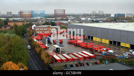 Am ersten Tag landesweiter Streiks von Postboten parkten Lieferfahrzeuge auf dem Hof in der Hauptsortierungsstelle von Birmingham. Stockfoto